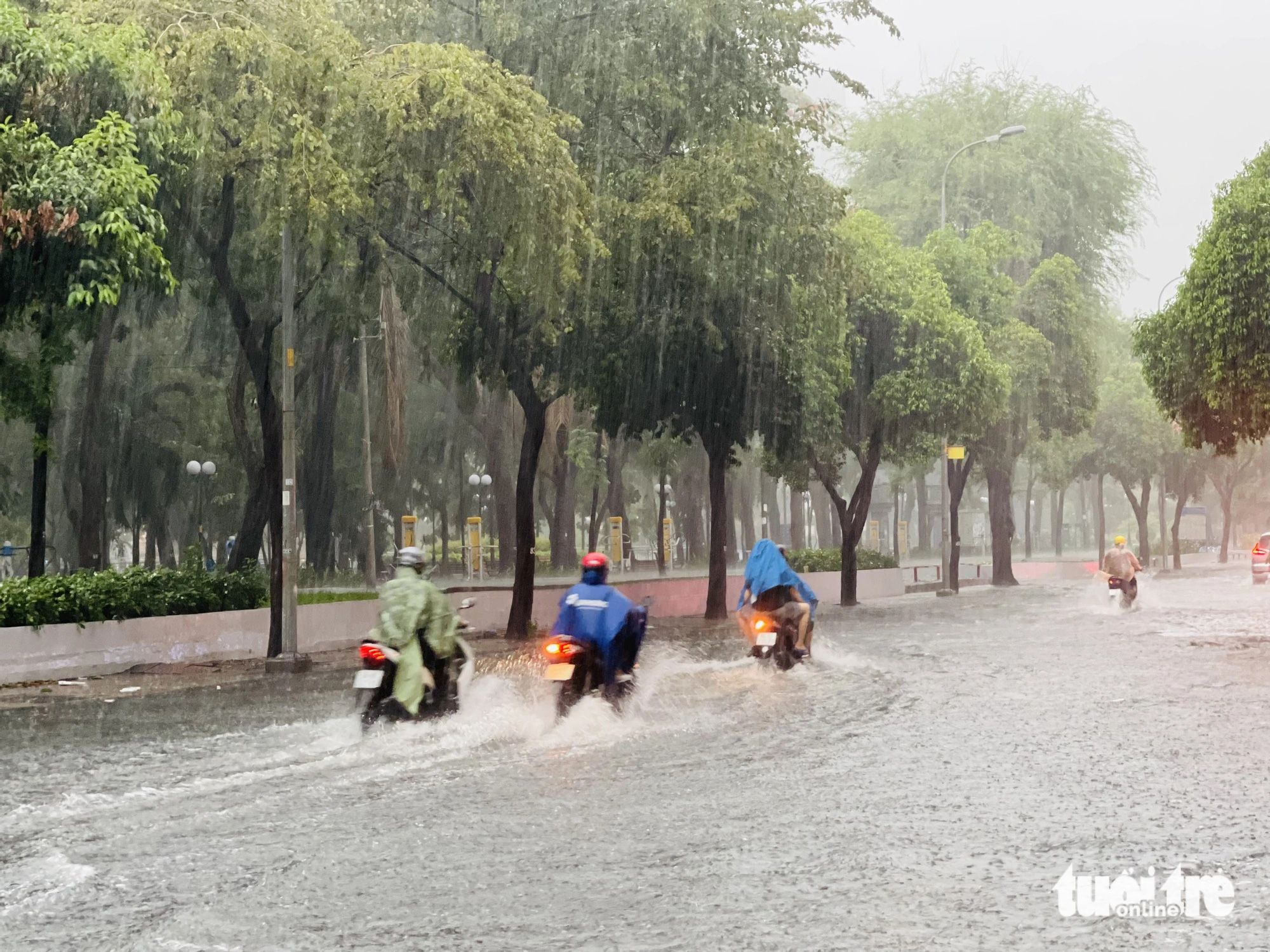 Sau gần 1 tiếng mưa vẫn chưa ngớt - Ảnh: LÊ THÀNH HUY