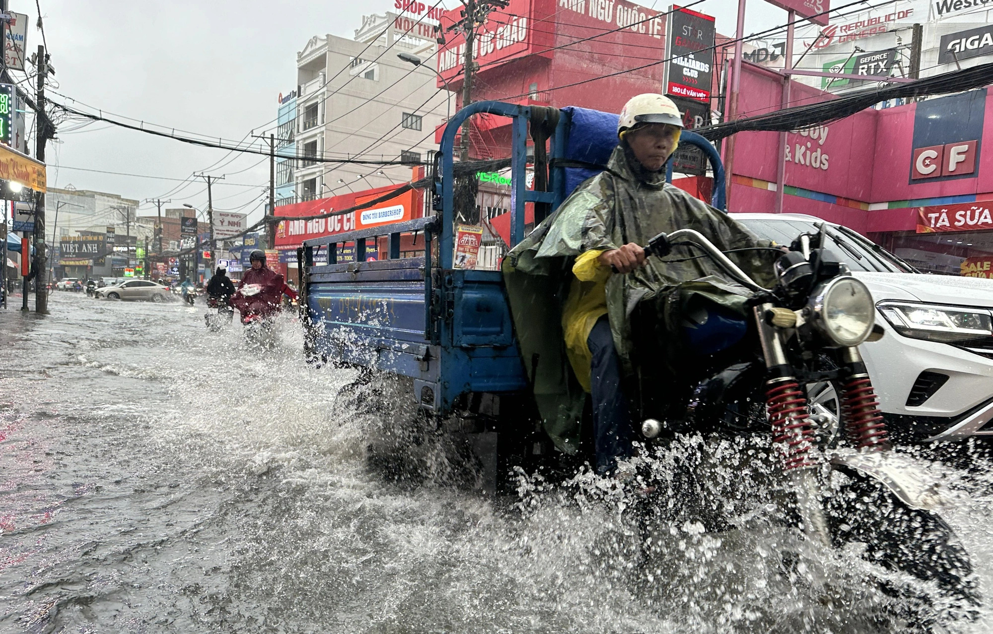 Hôm nay 16-6, thời tiết Nam Bộ vẫn mưa to - Ảnh: NGỌC QUÝ