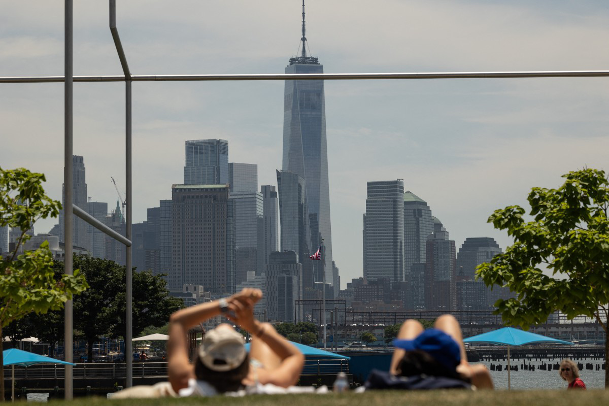 Quang cảnh dọc sông Hudson trong đợt nắng nóng ảnh hưởng tới thành phố New York hôm 20-6 - Ảnh: AFP