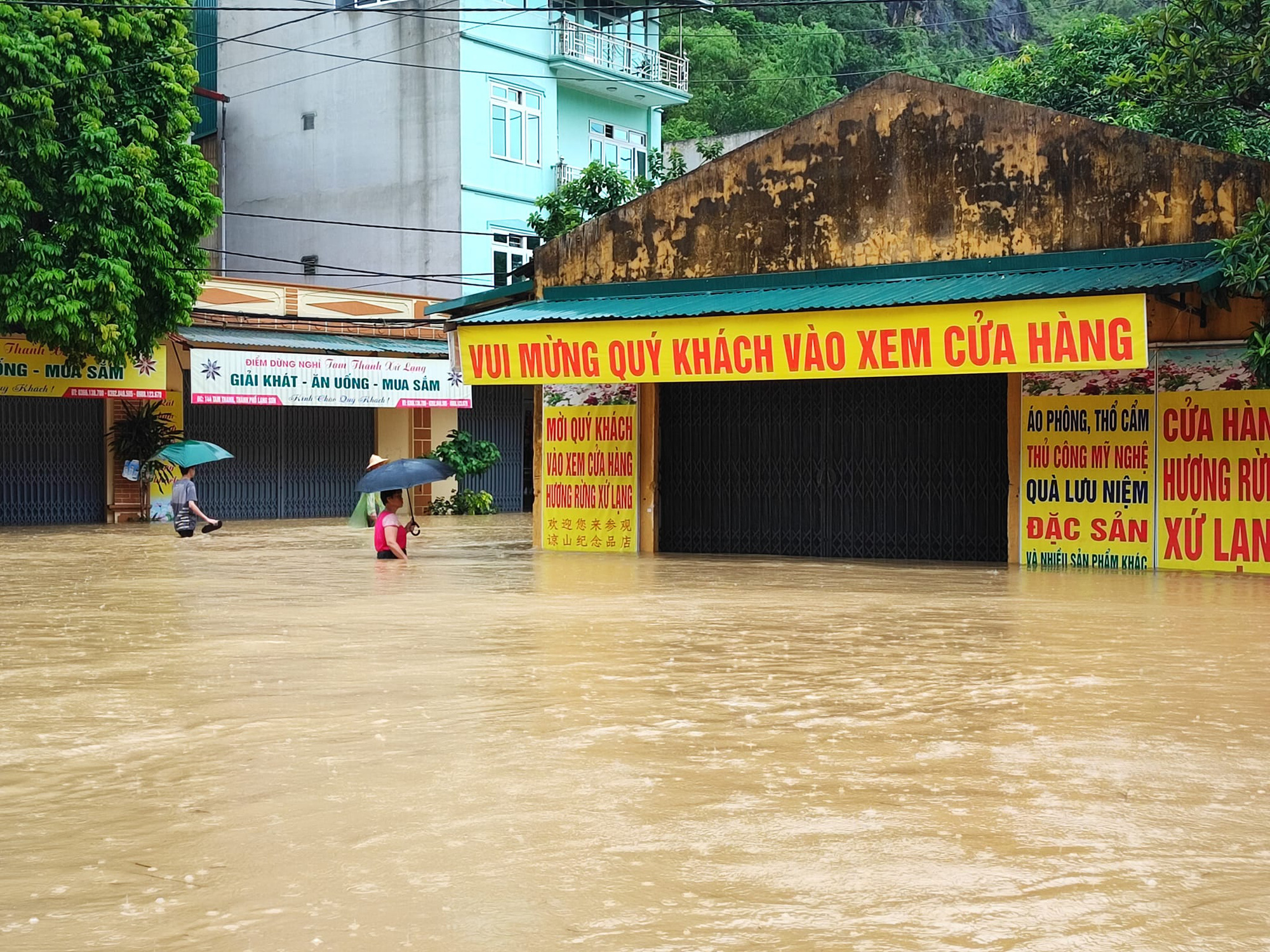 Lạng Sơn: Mưa lớn nhiều giờ, nước ngập sâu ở quốc lộ 1- Ảnh 4.