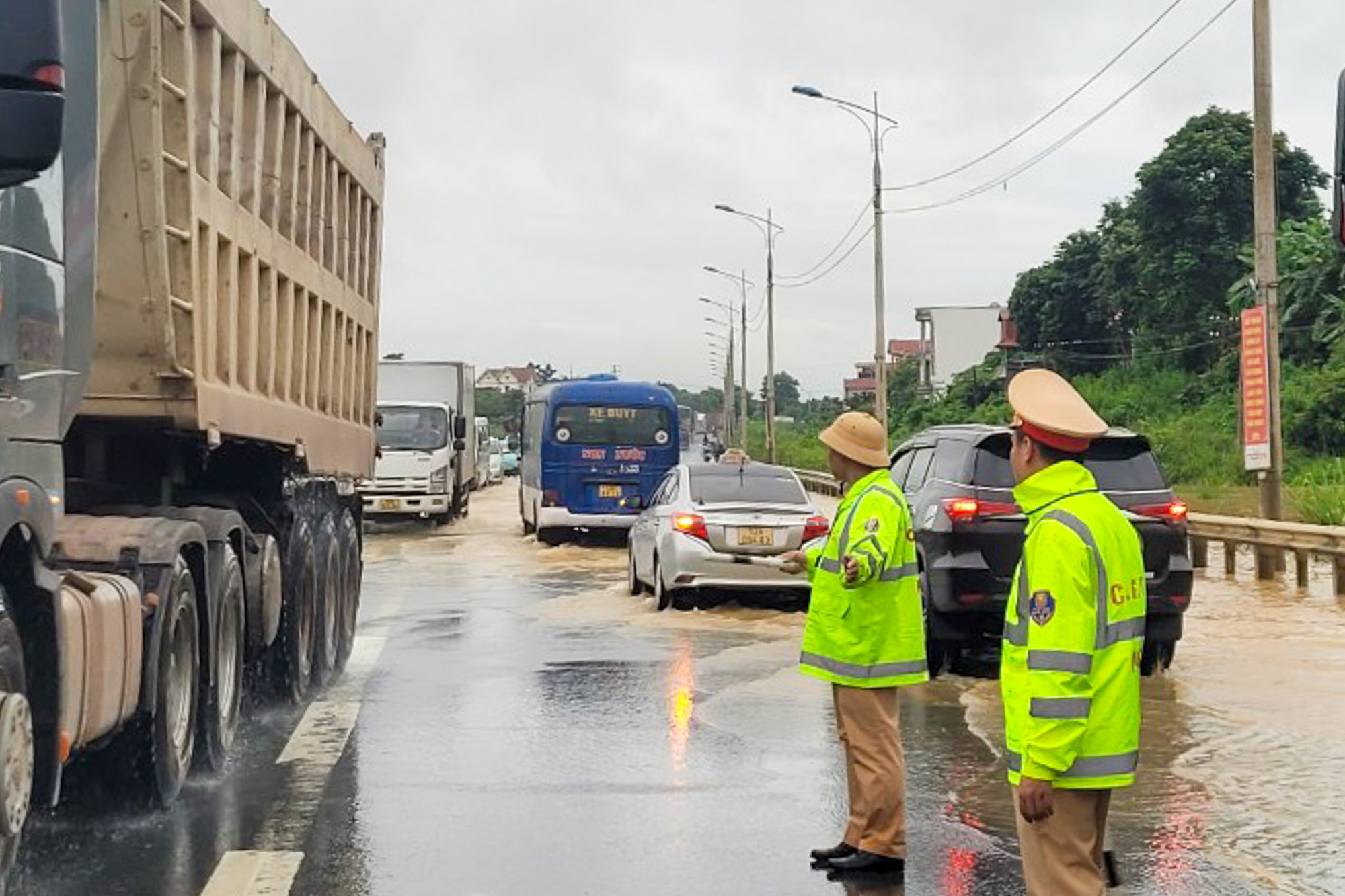 Lạng Sơn: Mưa lớn nhiều giờ, nước ngập sâu ở quốc lộ 1- Ảnh 1.