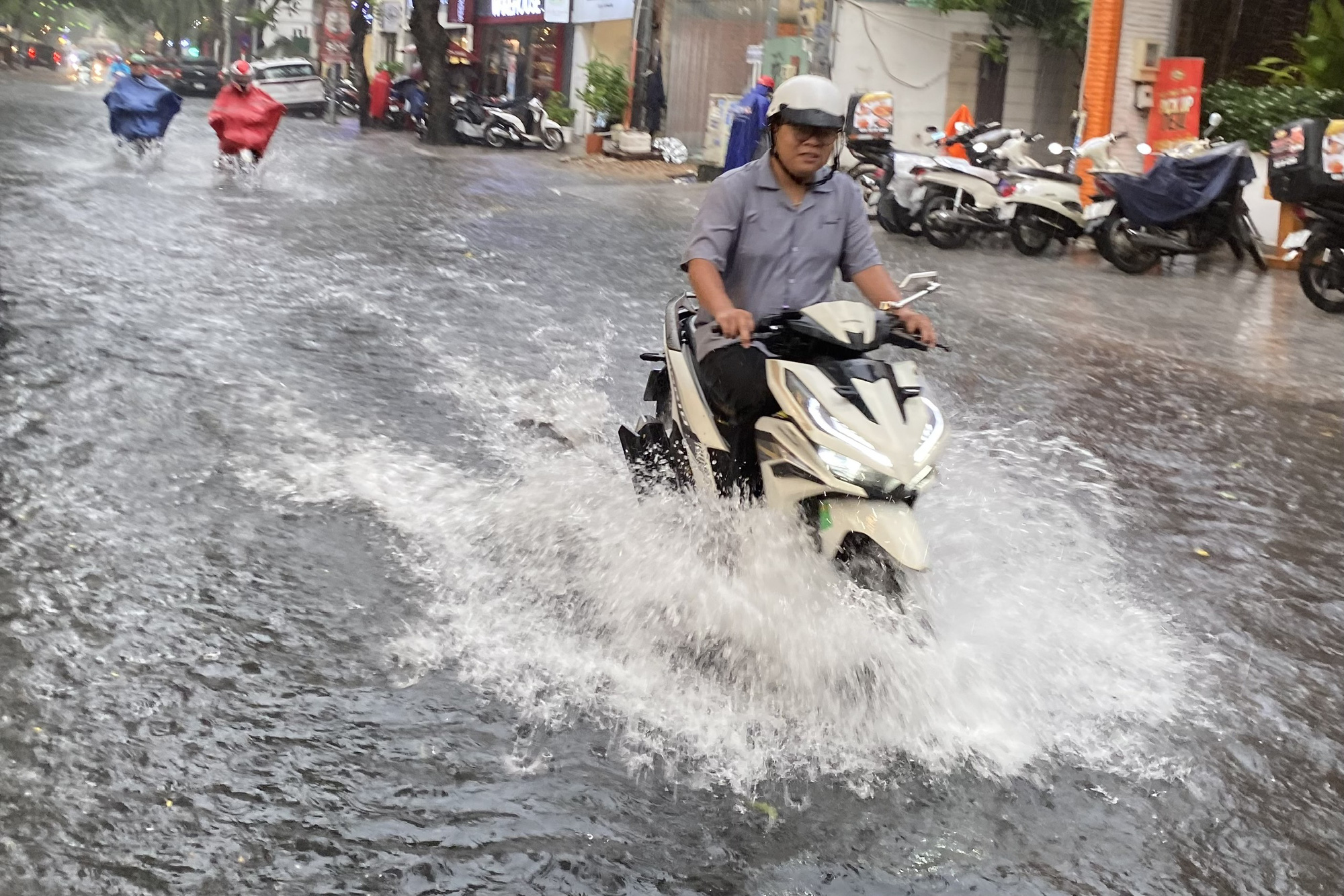 Thời tiết TP.HCM 'õng ẹo', chỗ mưa to chỗ lớt phớt- Ảnh 4.