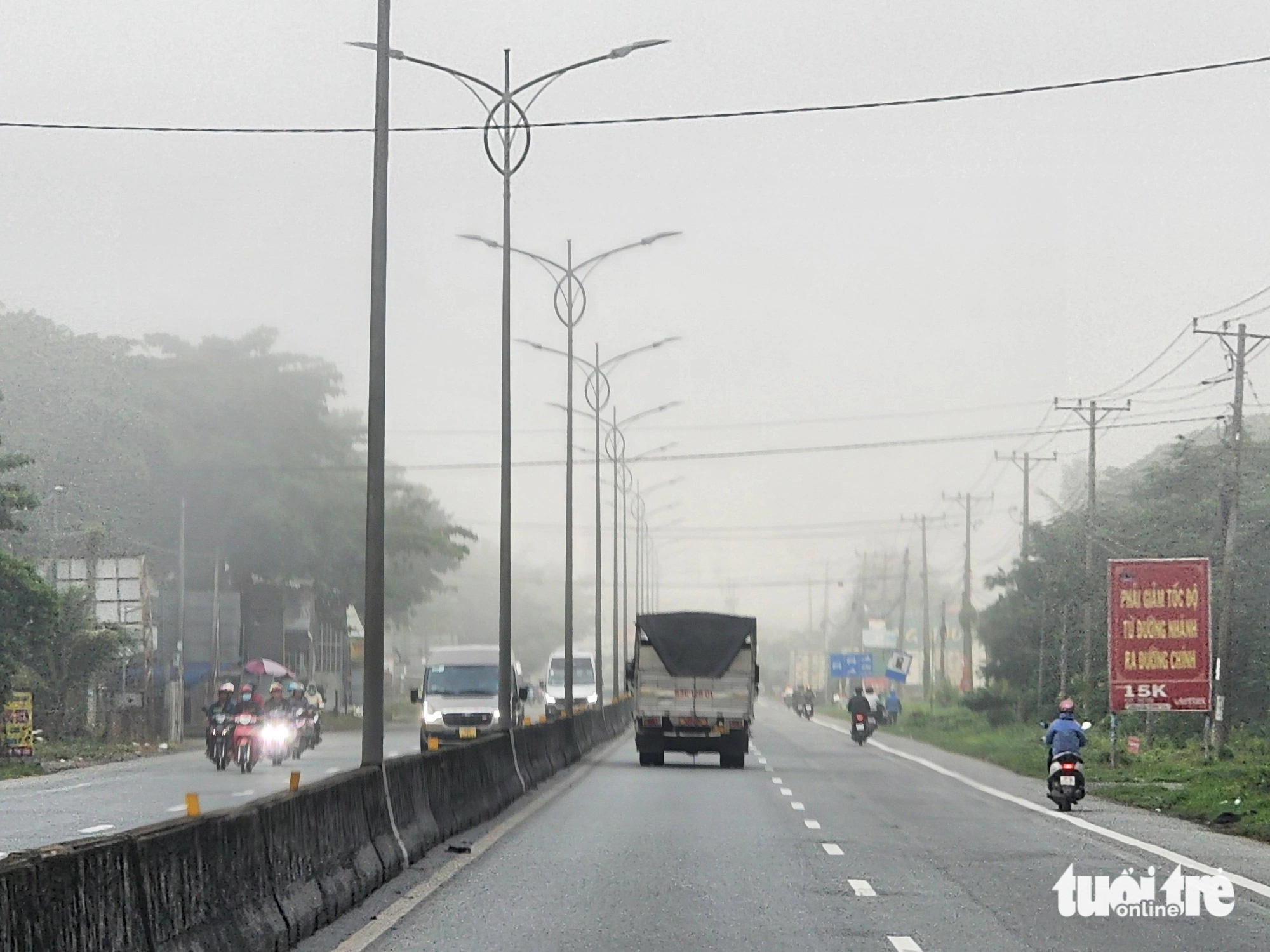 Nhiều nơi tại Tiền Giang chìm trong sương mù - Ảnh: HOÀI THƯƠNG