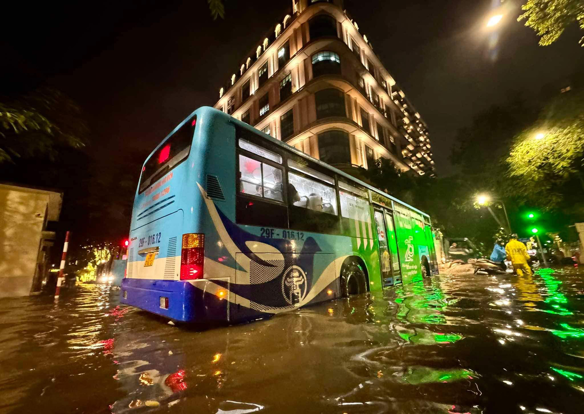 Mưa lớn khiến khu vực ngã tư Phan Bội Châu - Lý Thường Kiệt bị ngập sâu - Ảnh: NGUYỄN KHÁNH