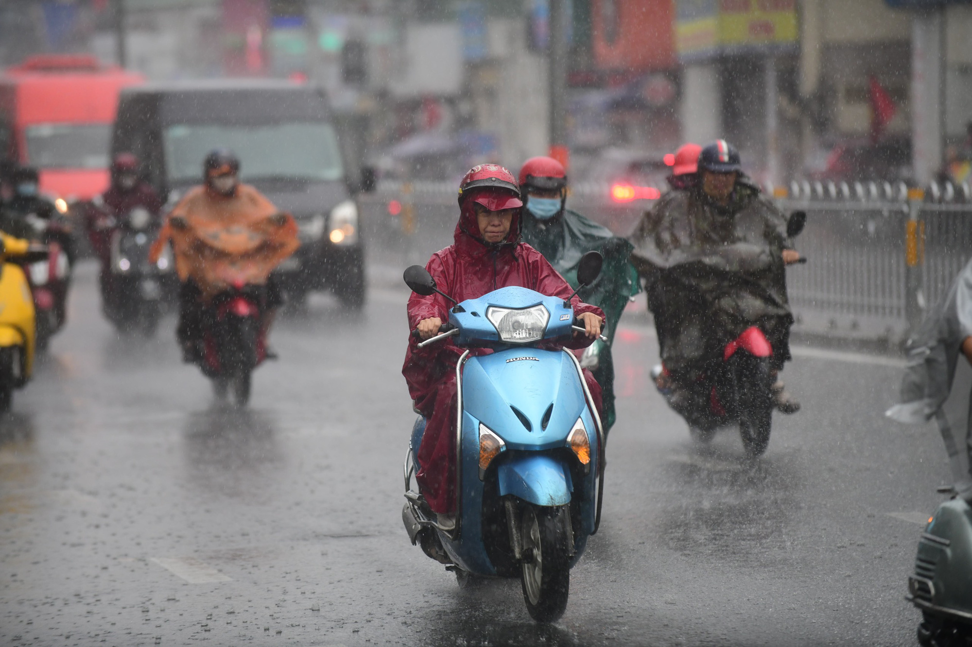 Thời tiết hôm nay 27-8: Nam Bộ, Tây Nguyên chiều tối mưa to đến rất to - Ảnh 1.