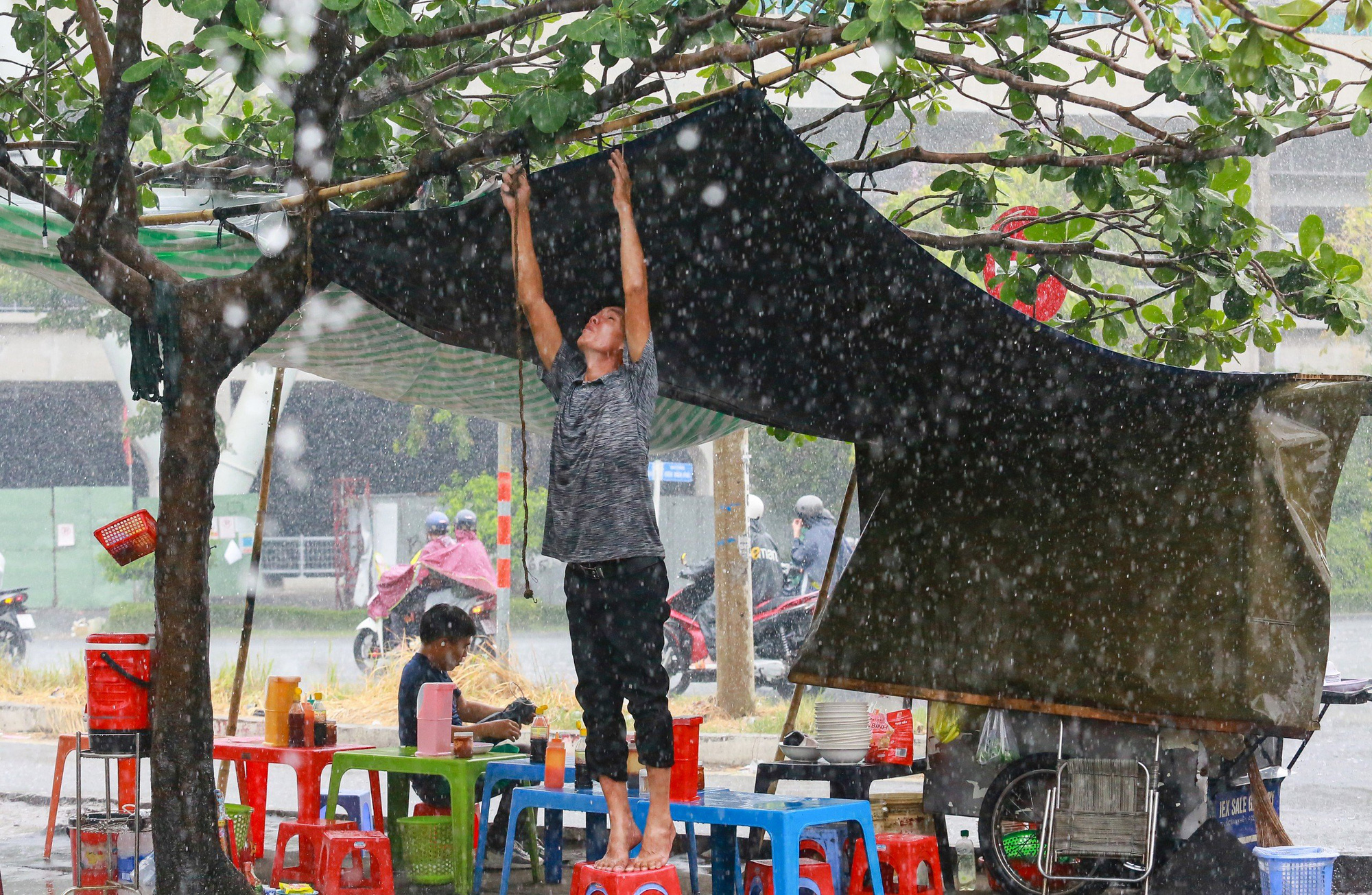 Thời tiết hôm nay 26-8: Bắc Bộ, Nam Bộ có nơi mưa to, Trung Bộ nắng nóng - Ảnh 1.