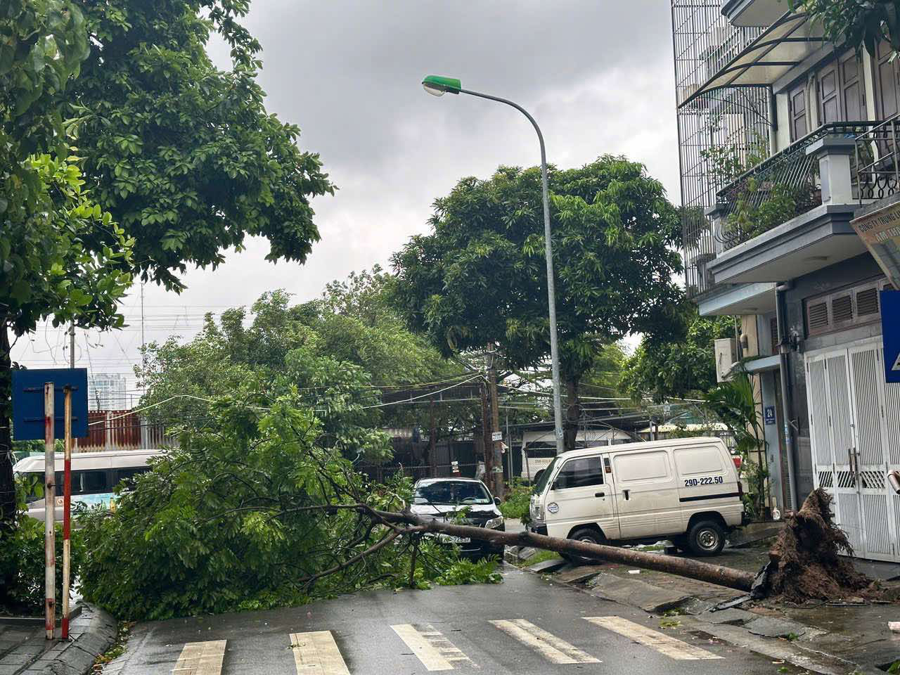 Tâm bão số 3 vẫn đang nằm ở khu vực Hòa Lạc, Hà Nội - Ảnh 40.