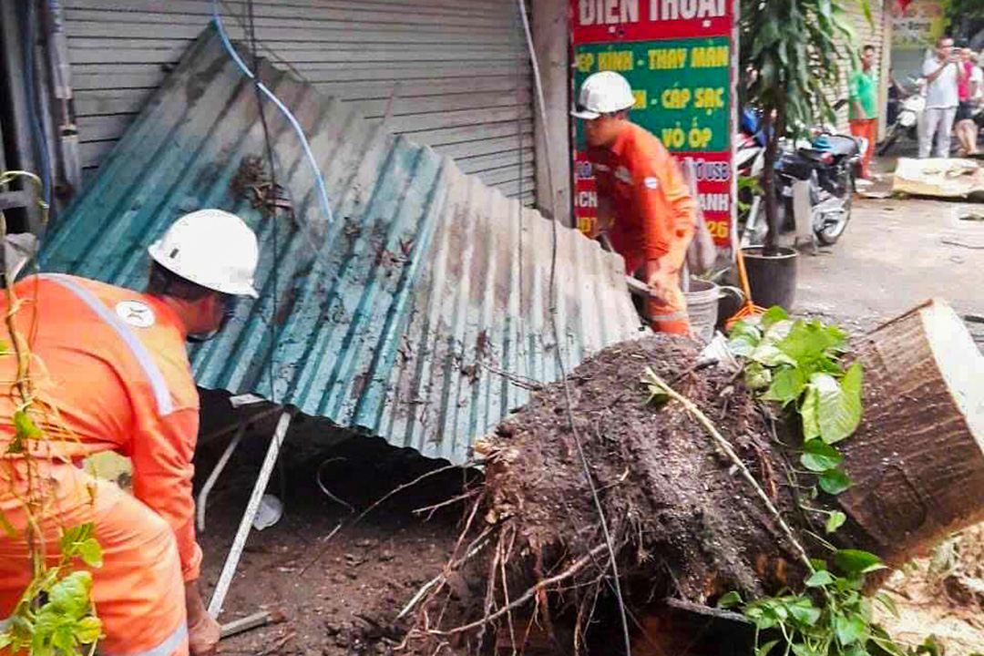 Tâm bão số 3 vẫn đang nằm ở khu vực Hòa Lạc, Hà Nội - Ảnh 27.