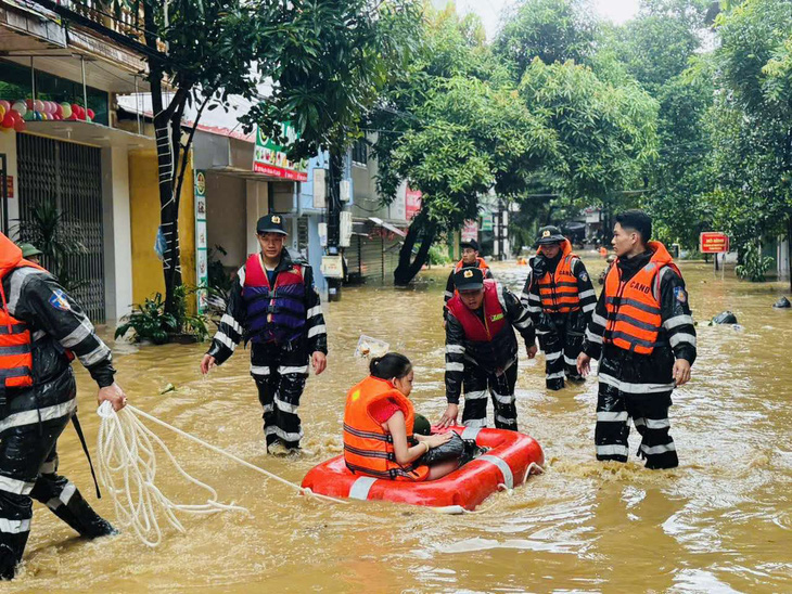 Các tỉnh miền Bắc tiếp tục mưa to, lũ còn phức tạp - Ảnh 1.