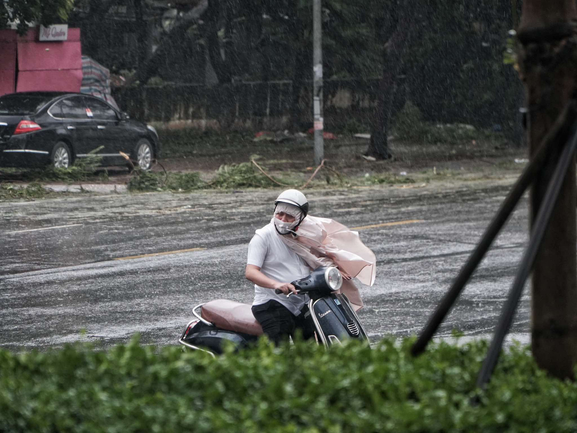 Tâm bão số 3 vẫn đang nằm ở khu vực Hòa Lạc, Hà Nội - Ảnh 38.