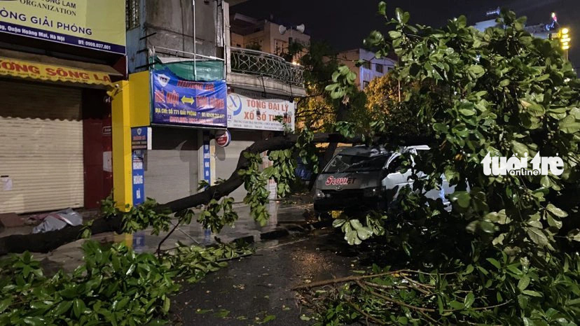 Tâm bão số 3 vẫn đang nằm ở khu vực Hòa Lạc, Hà Nội - Ảnh 2.