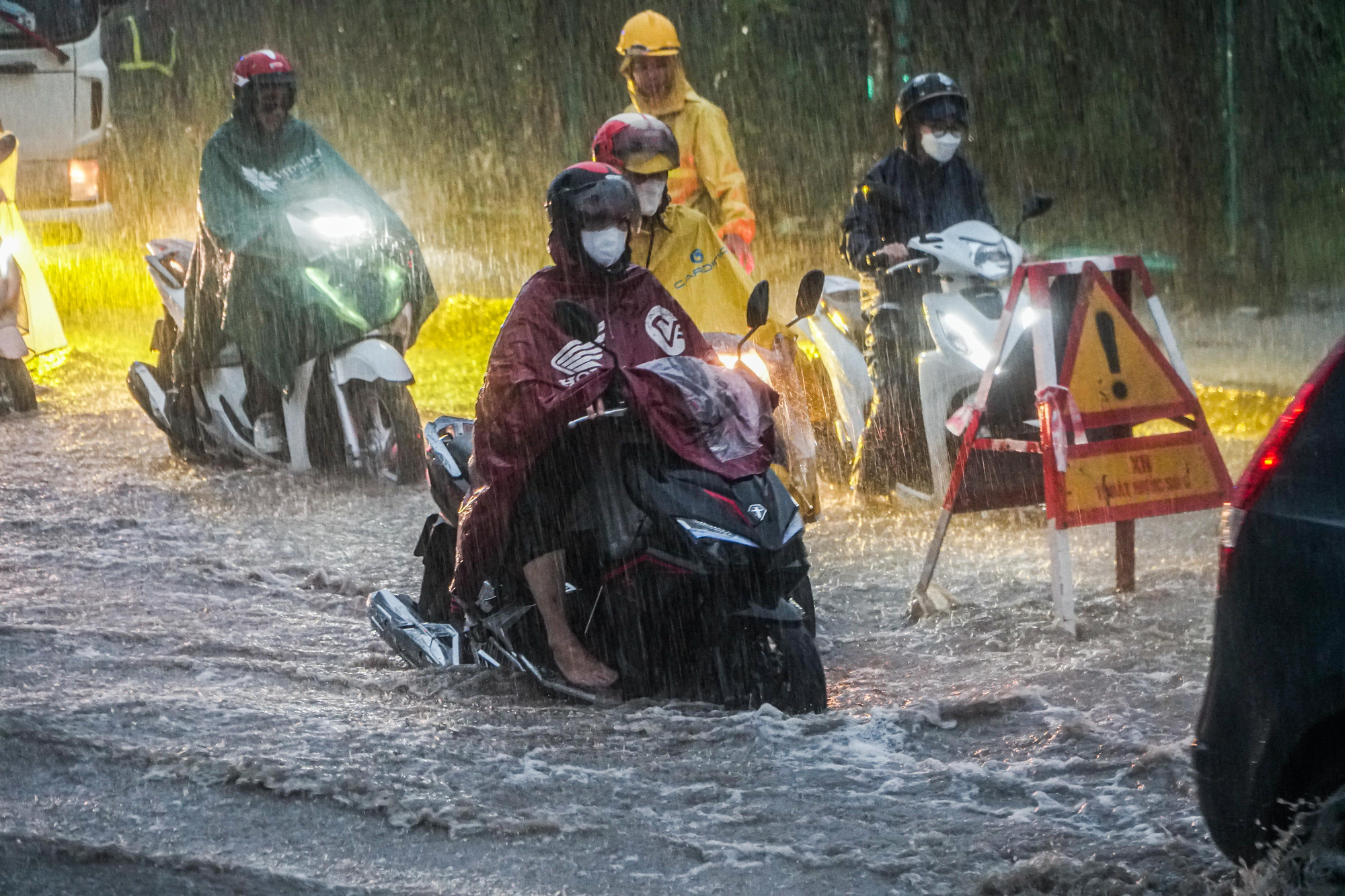 Vùng mây dông bao trùm Bắc Bộ lan đến tận Đà Nẵng, hôm nay vẫn mưa to như 'trút nước' - Ảnh 1.