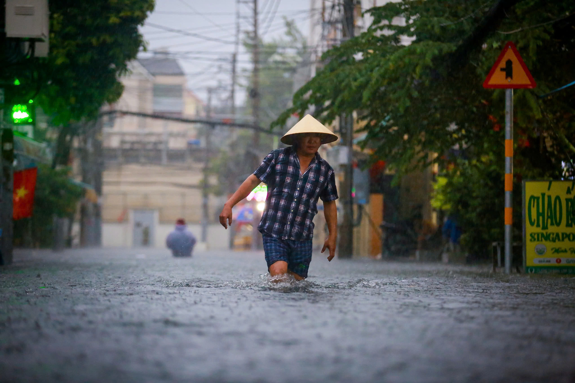 Thời tiết hôm nay 3-9: Bắc Bộ hửng nắng; Trung Bộ, Nam Bộ mưa to - Ảnh 1.